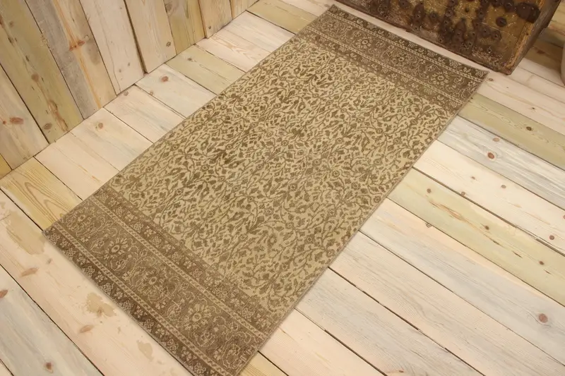 Kleiner türkischer Vintage-Oushak-Teppich 2,2 x 4,5 Fuß, brauner Pflanzen- und Baumteppich aus Wolle - 1