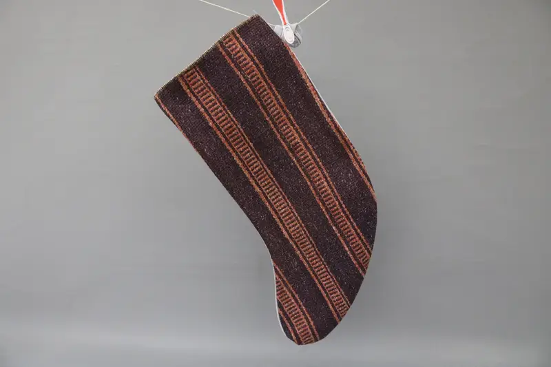 Patrón de adornos navideños festivos, calcetín marrón y naranja de 9 pulgadas