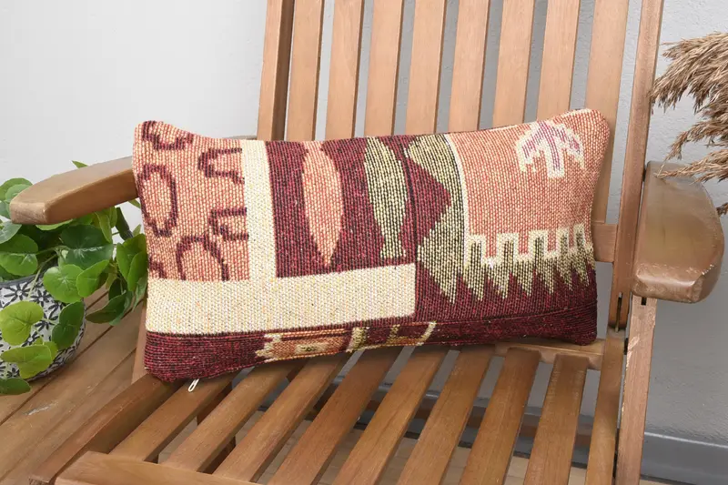 Geometrisches besticktes Kissen in Beige und Orange, vielseitiges handgefertigtes Wurfkissen