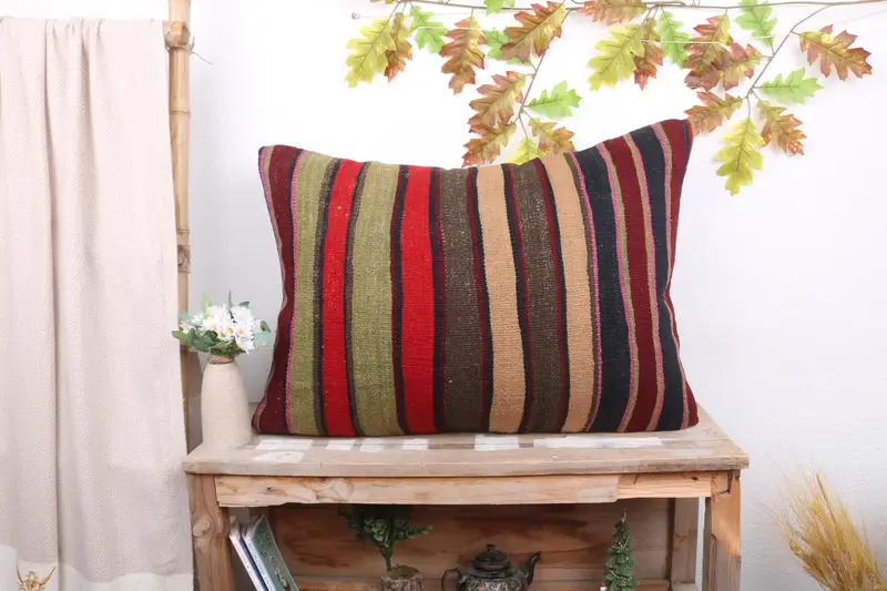 Grün-rot gestreiftes Kissen, 20x28 besticktes Wurfkissen