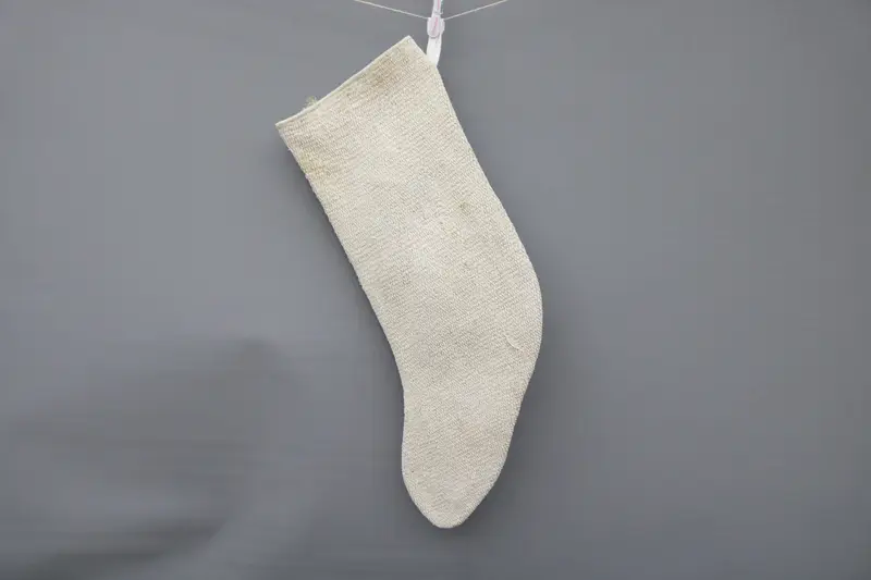 Medias navideñas beige con adornos blancos, medias festivas