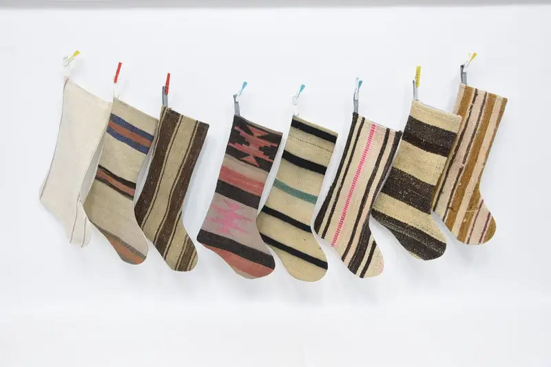 Patrón de adornos navideños beige, calcetín navideño de 22 pulgadas de ancho