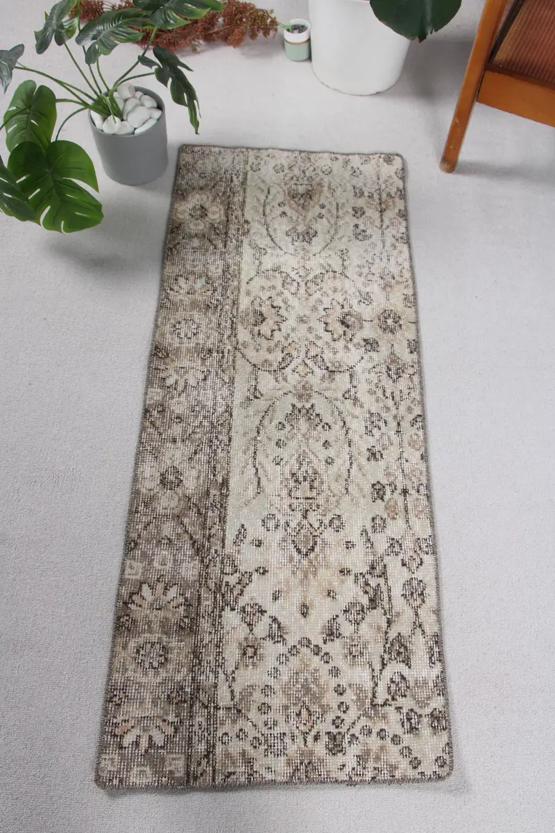 エレガントなベージュのモロッコ風ラグ、1.8x4.4フィートのシックな装飾