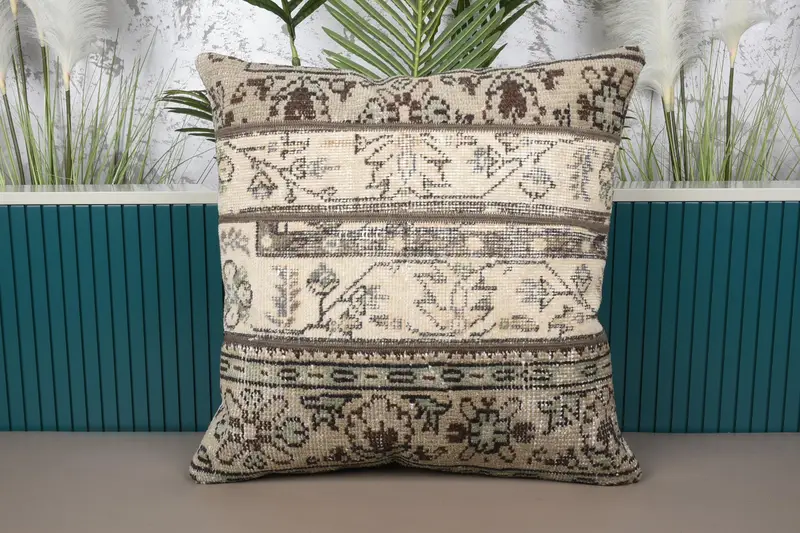 Besticktes Patchwork-Wurfkissen in Beige und Braun, quadratisches Vintage-Kissen