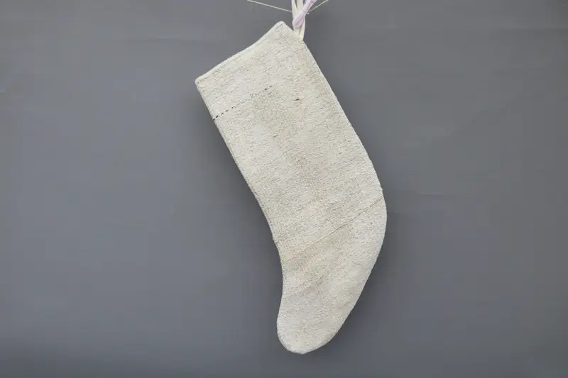 Medias navideñas beige elegantes con adornos blancos, decoración festiva