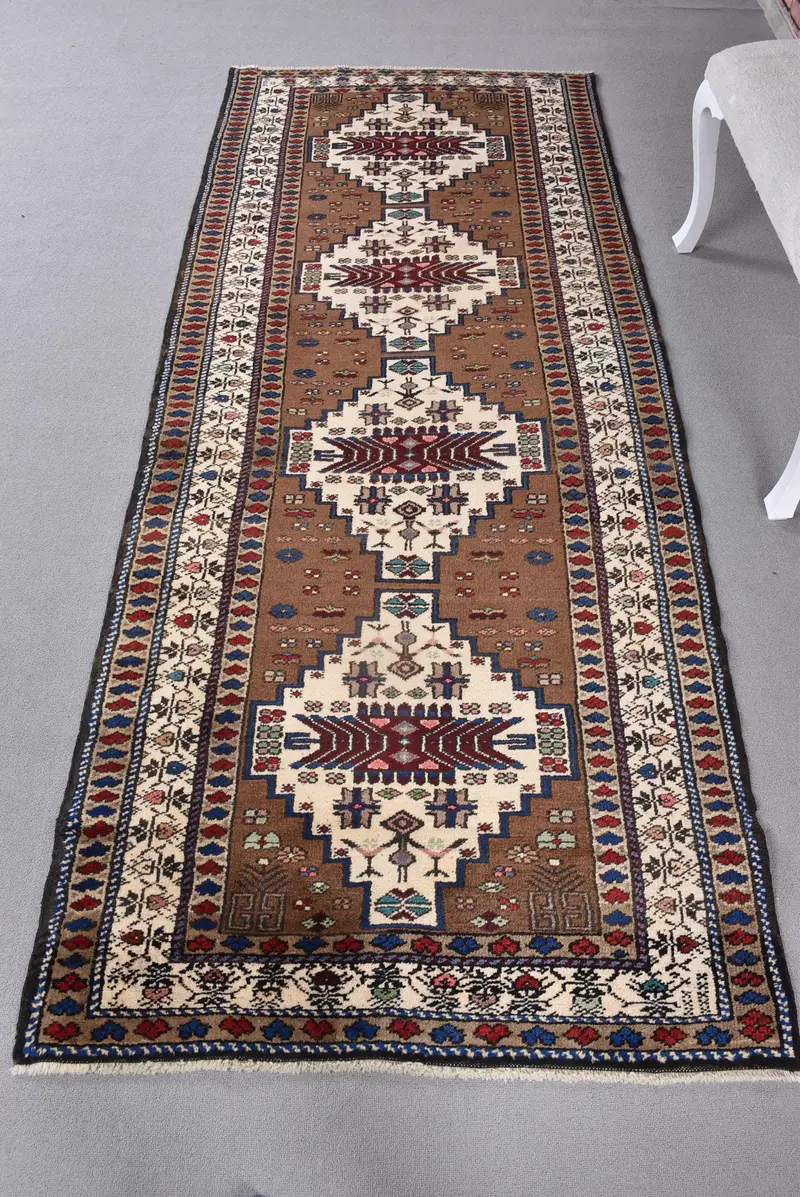 Alfombra marrón y beige, 3,5x8,5 pies con estampado de plantas y árboles