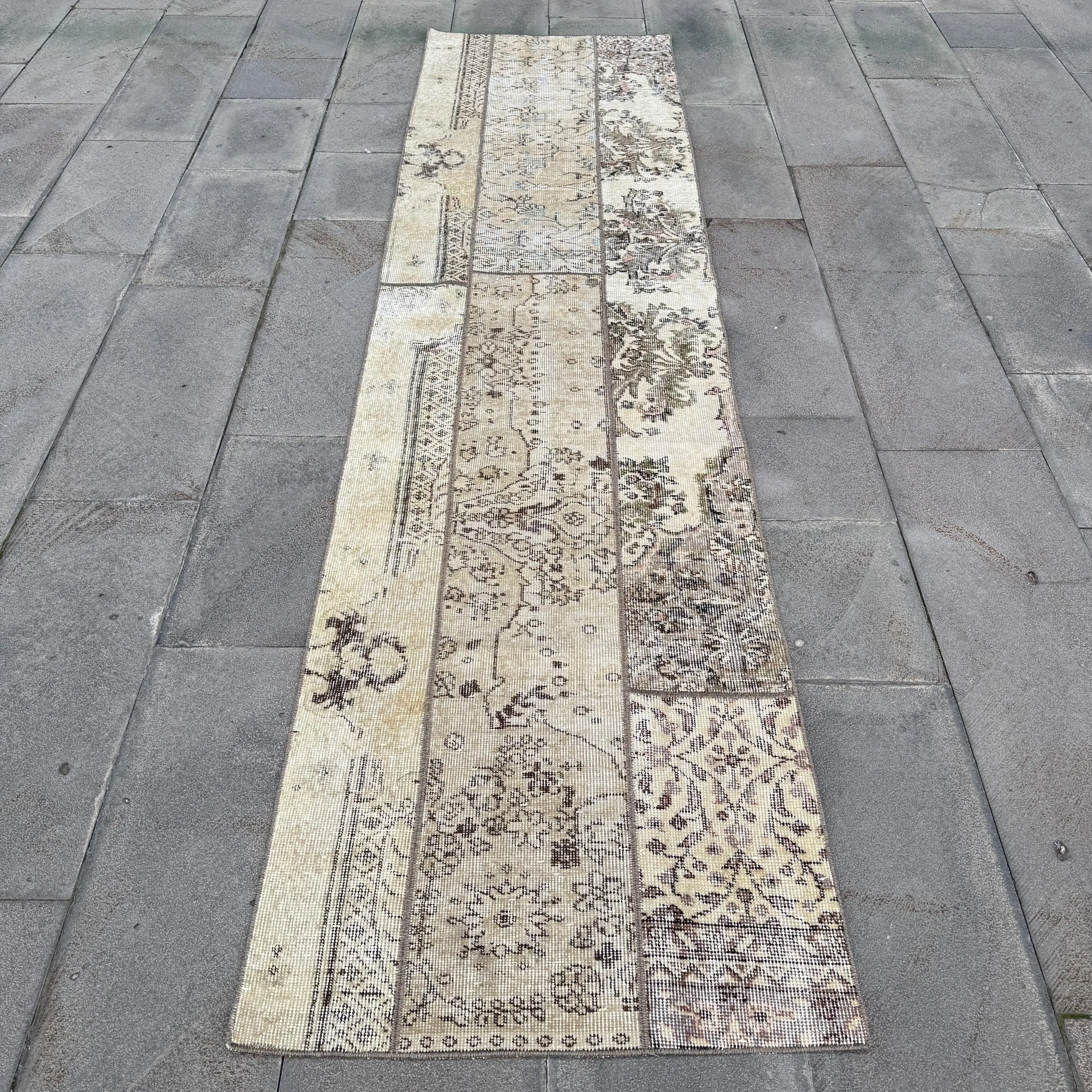 2,4 x 9,5 Fuß großer türkischer Teppich, Vintage-Läuferteppich, braun-weißer Teppich mit Pflanzen und Bäumen - 1