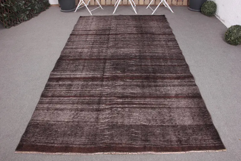 手作りの5x9フィートのラグ、ブラック&ブラウンの花柄ペイズリー