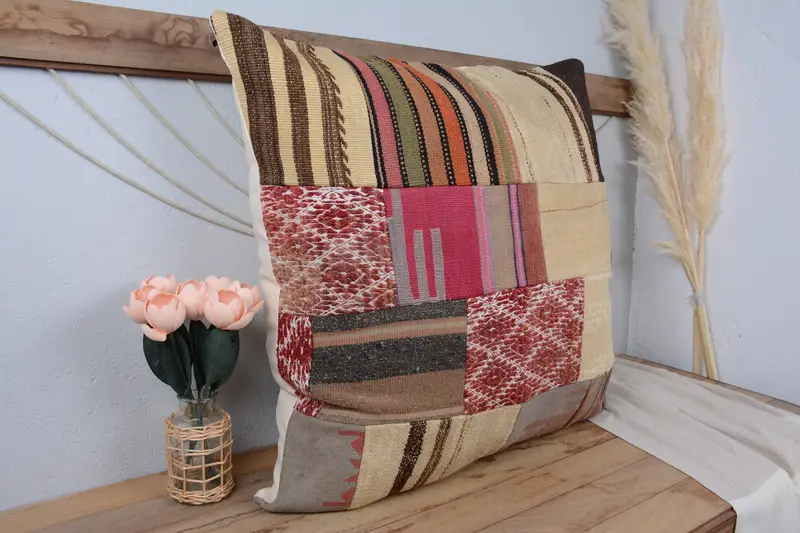 Bej ve Kahverengi Patchwork Kırlent, Vintage İşlemeli Yastık