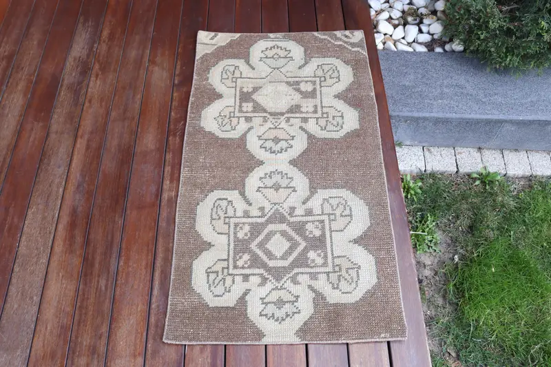 Handgefertigter Teppich in Braun und Beige, 1,8 x 3,3 Fuß, botanisches Design