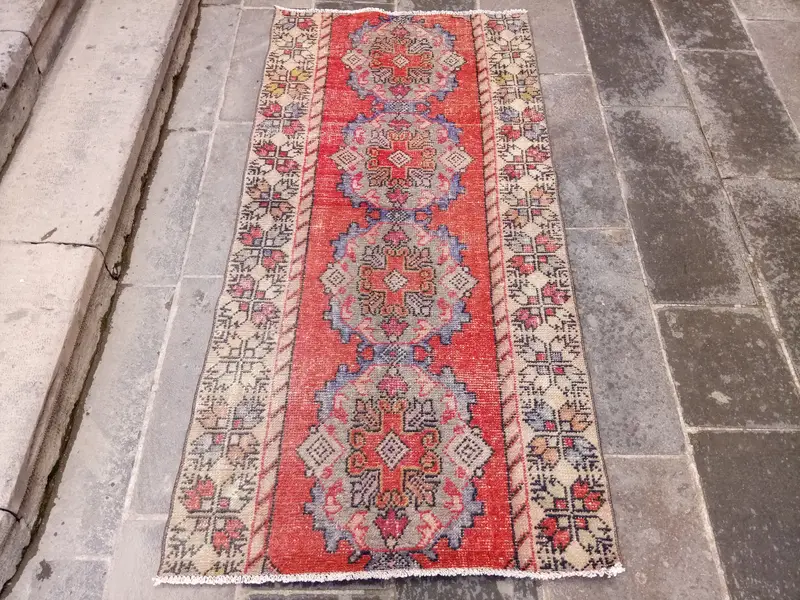 Roter Orientteppich, 90 x 180 cm mit grauen Akzenten