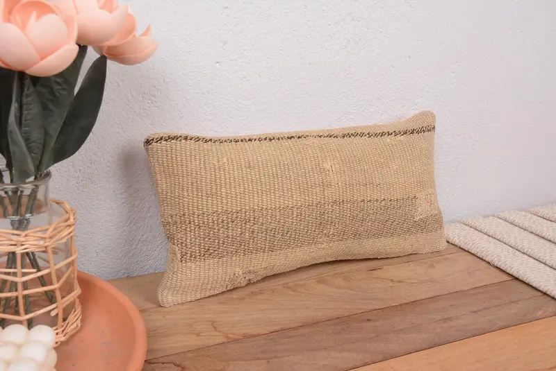 Beige und braun gestreiftes Kissen, 8x16 besticktes Wurfkissen