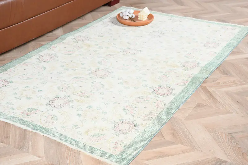 ホワイトラグ、グリーンストライプ、3.7x6.2フィートのエレガントなデザイン