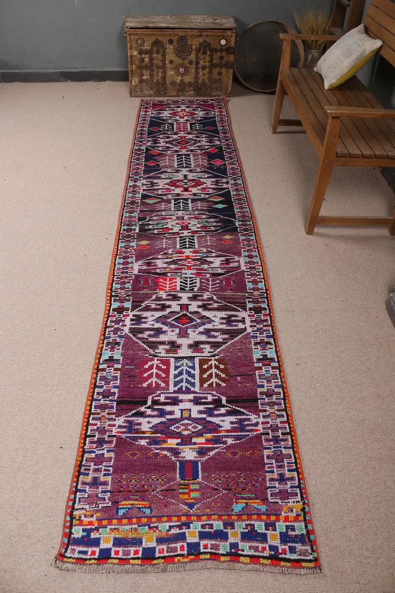 Türkischer Vintage-Teppich, 2,2 x 10,8 Fuß großer Läuferteppich, lila-blauer Wollteppich mit Tiermuster - 1