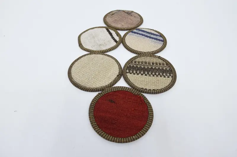 印象的な赤と白のストライプコースター、エレガントなラウンドコースター