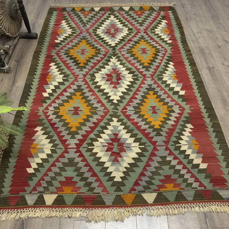 Zarif Yeşil ve Kırmızı Halı, 5,5x8,8 ft Şık Kareli Tasarım