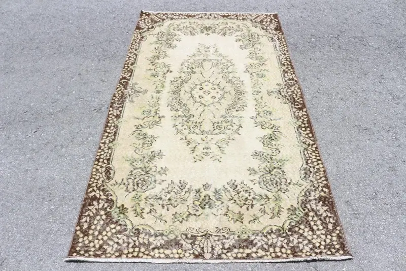 Vintage-Teppich 3,8 x 6,7 Fuß, braungrüner Südwestteppich aus Wolle - 1