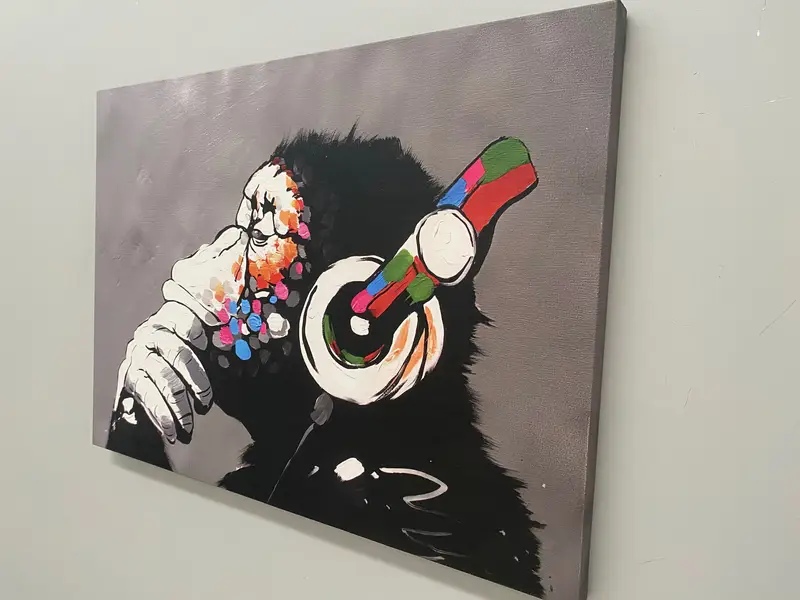 Lienzo vibrante del mono Banksy: impresión artística de graffiti única