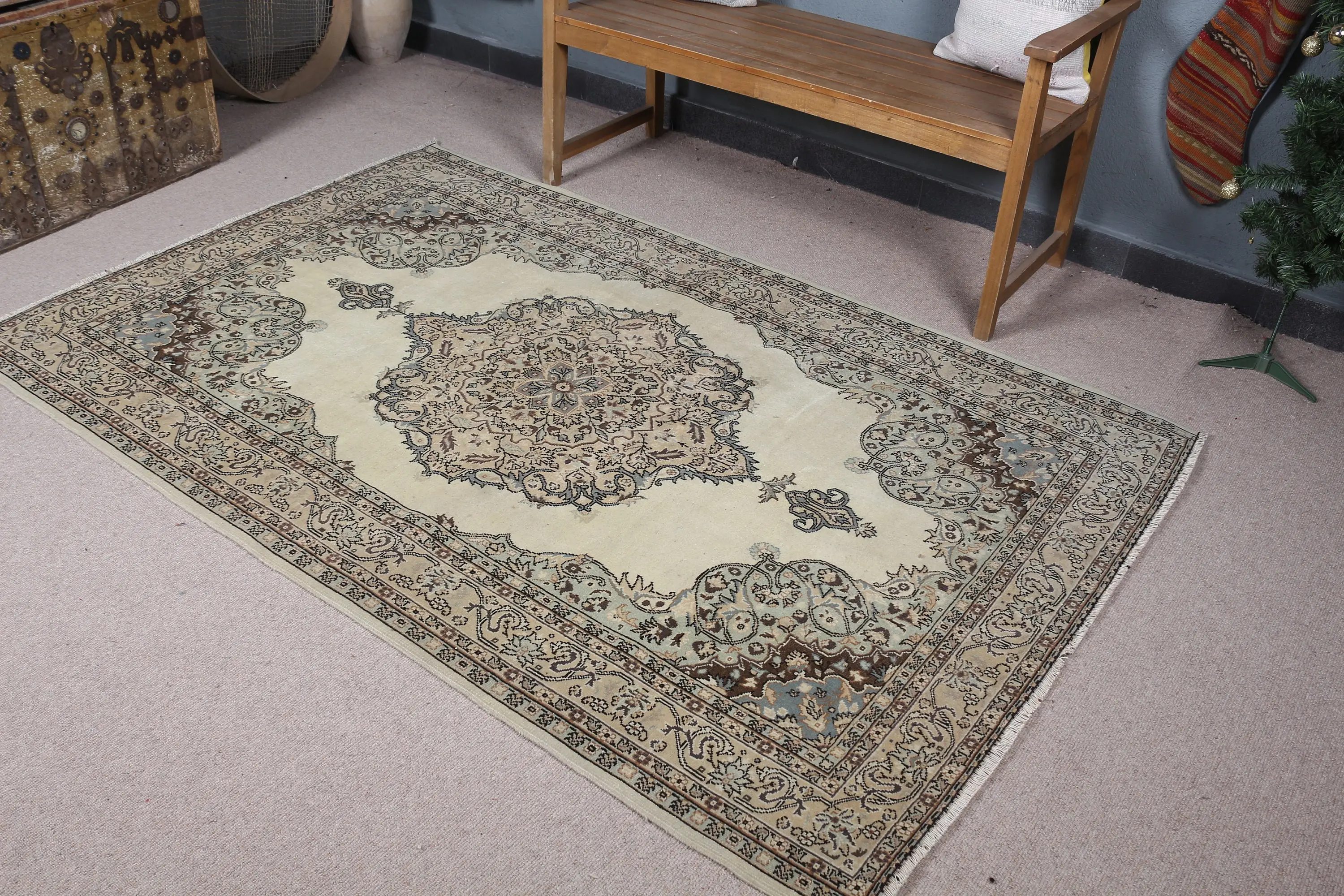Türkischer Teppich 4,5 x 7 Fuß, braun-weiß gepunkteter Vintage-Wollteppich - 1