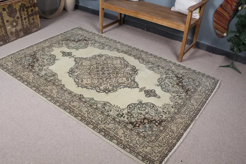 Zarif Bej ve Kahverengi Puantiyeli Halı, 4,5x7 ft