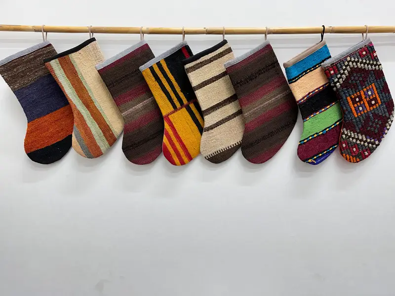 Şenlikli Noel Süsleri Deseni, 7 İnç Genişliğinde Noel Çorabı