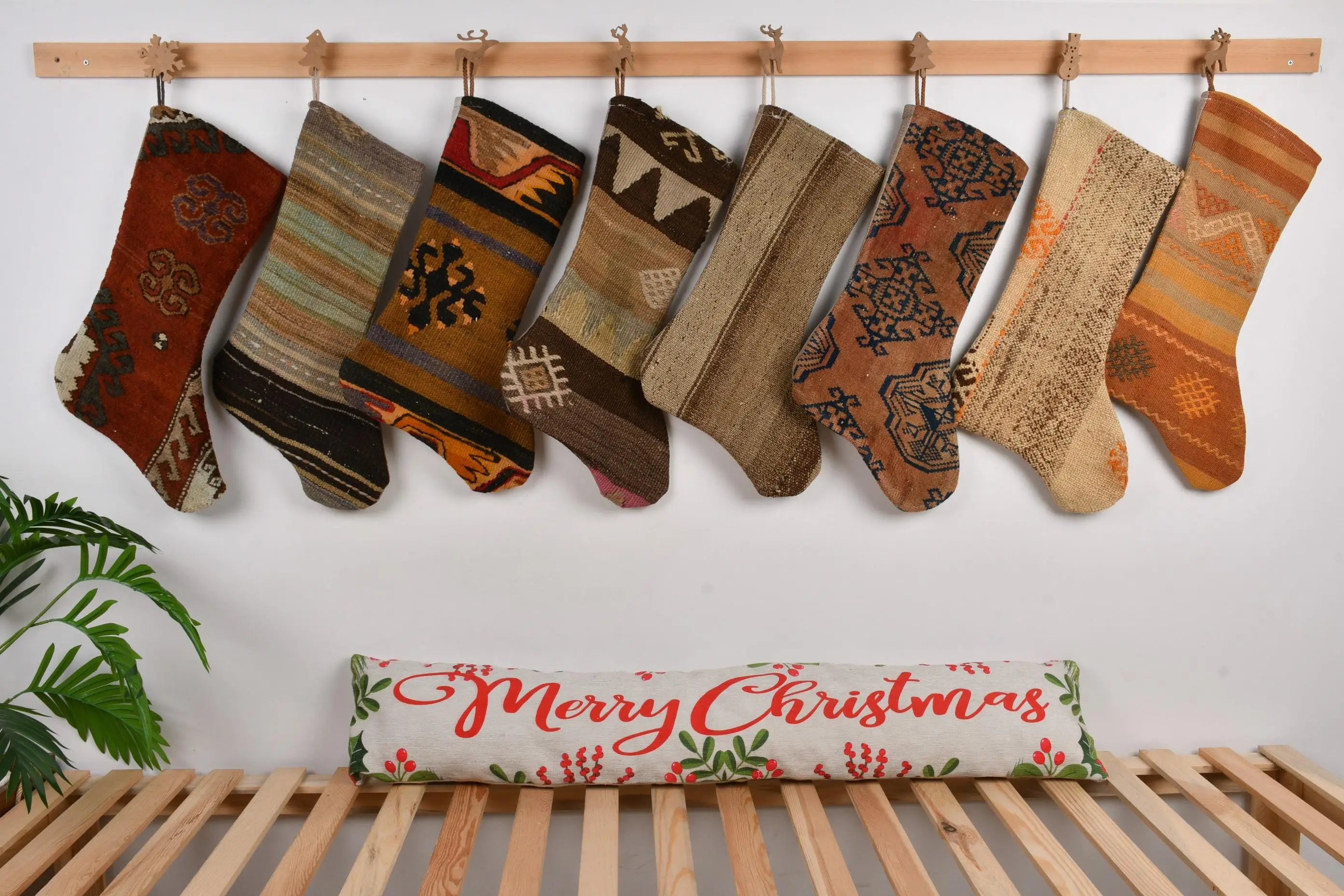 Patrón de adornos navideños festivos, calcetín navideño de 8 pulgadas de ancho - 1