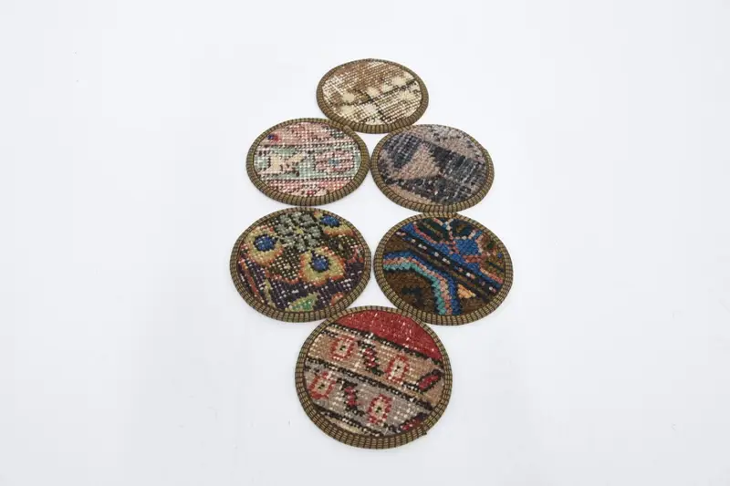 Zarif Kırmızı & Bronz Bardak Altlığı, Dayanıklı ve Şık Masa Pedi