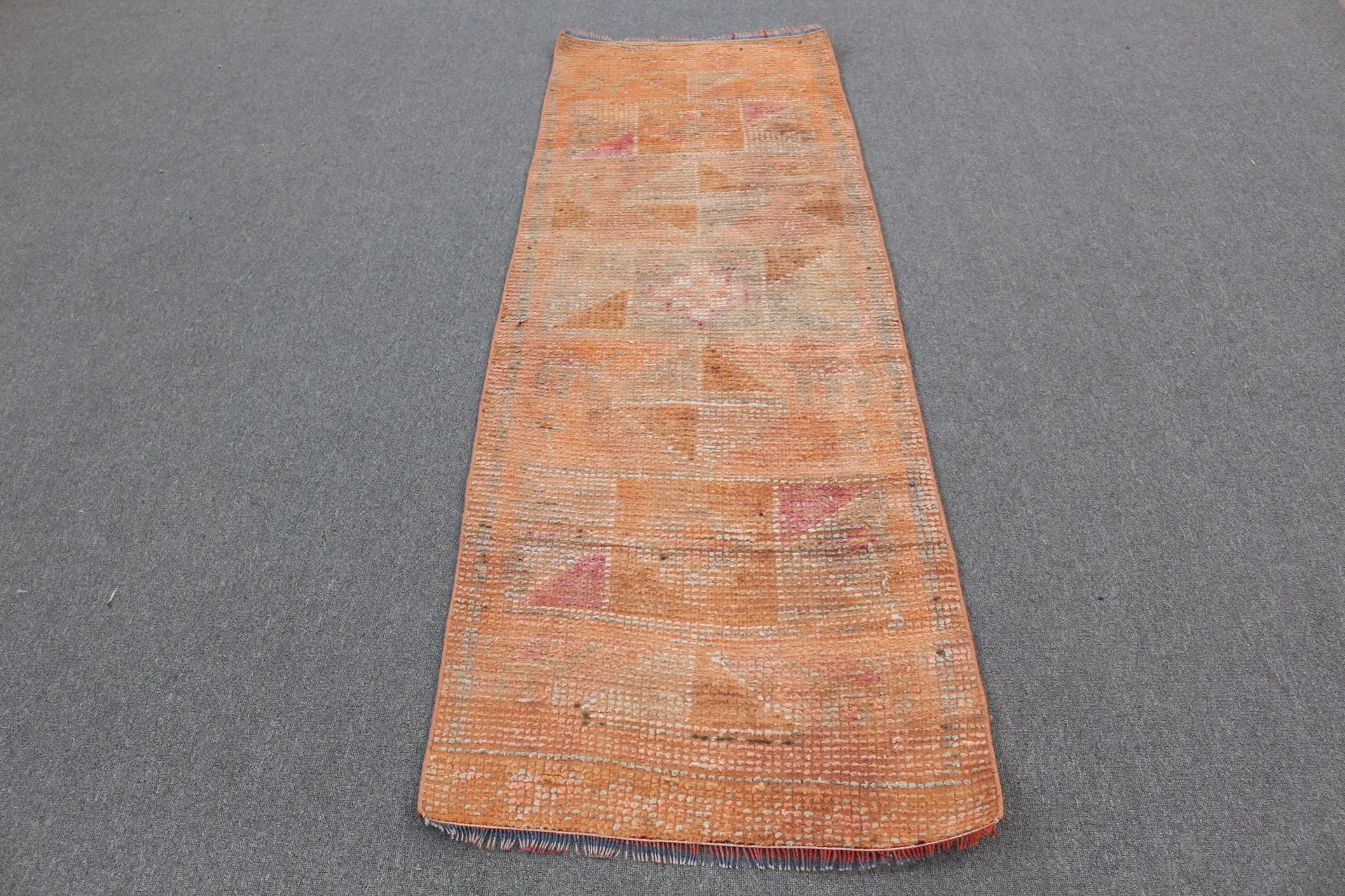 Türkischer Vintage-Teppich, 2,4 x 7,2 Fuß großer Läuferteppich, orangeroter floraler Wollteppich - 1