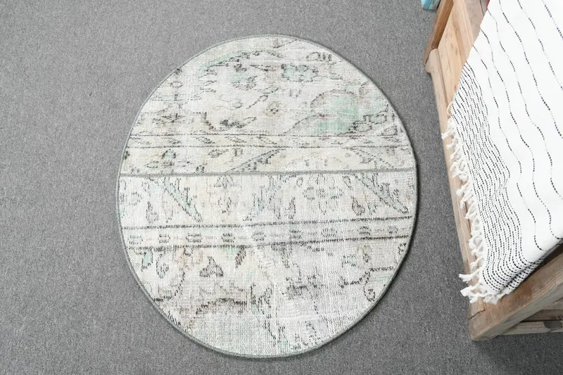 Beigefarbener Ikat-Teppich, 2,5 x 2,9 Fuß mit grünen Akzenten