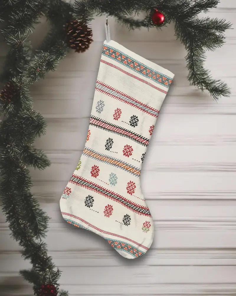 Medias navideñas blancas festivas con adornos marrones, acogedora decoración navideña