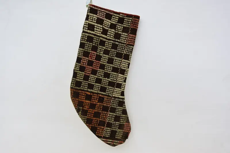 ベージュのクリスマス ストッキング、赤い飾り付き、幅 9 インチのホリデー ストッキング