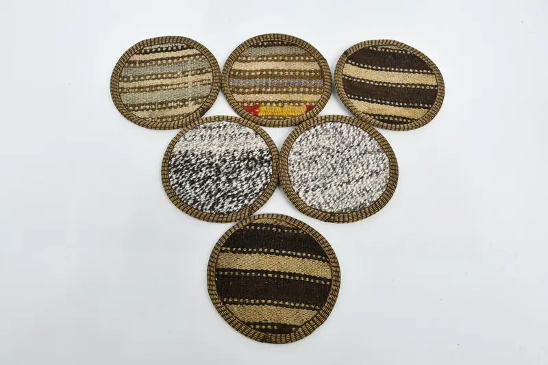 Posavasos elegantes en color beige y marrón, almohadillas circulares antideslizantes de primera calidad