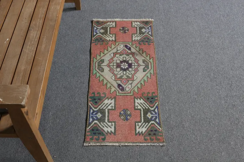 Roter Südwestteppich, 1,2 x 2,9 Fuß mit grünen Akzenten