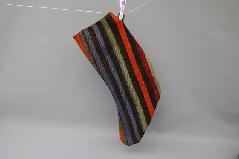 Yeşil Süslemeli Kırmızı Noel Çorabı, Şenlikli Tatil Dekoru