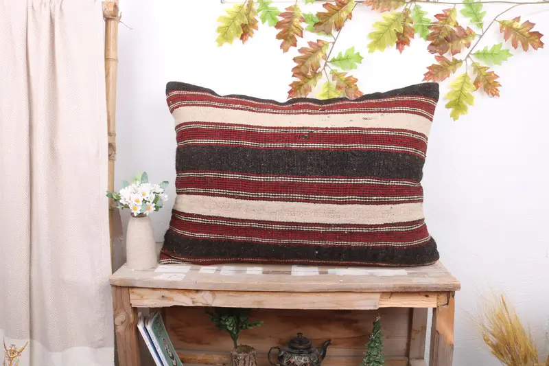 Braun-rot gestreiftes Kissen, 20x28 besticktes Wurfkissen