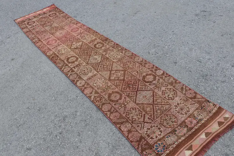 2,4x10,8 ft türkischer Teppich, Vintage Läuferteppich, braun roter Südwestteppich