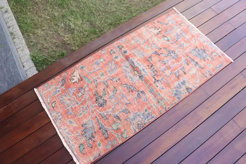 Alfombra pequeña turca vintage de 2,1x4 pies (63x123 cm), alfombra Oushak de patchwork rojo - 1