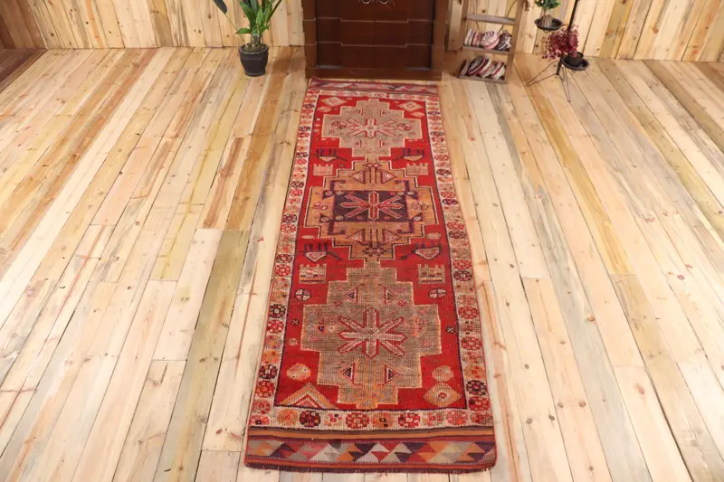 Türk Vintage Halı, 2.9x9.2 ft Herki Halı, Kırmızı Yolluk Hayvan Baskı Halı - 1