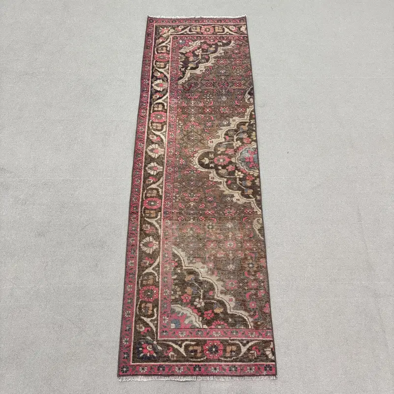 Rosafarbener Blumenteppich, 2,2 x 7,1 Fuß, braune Akzente