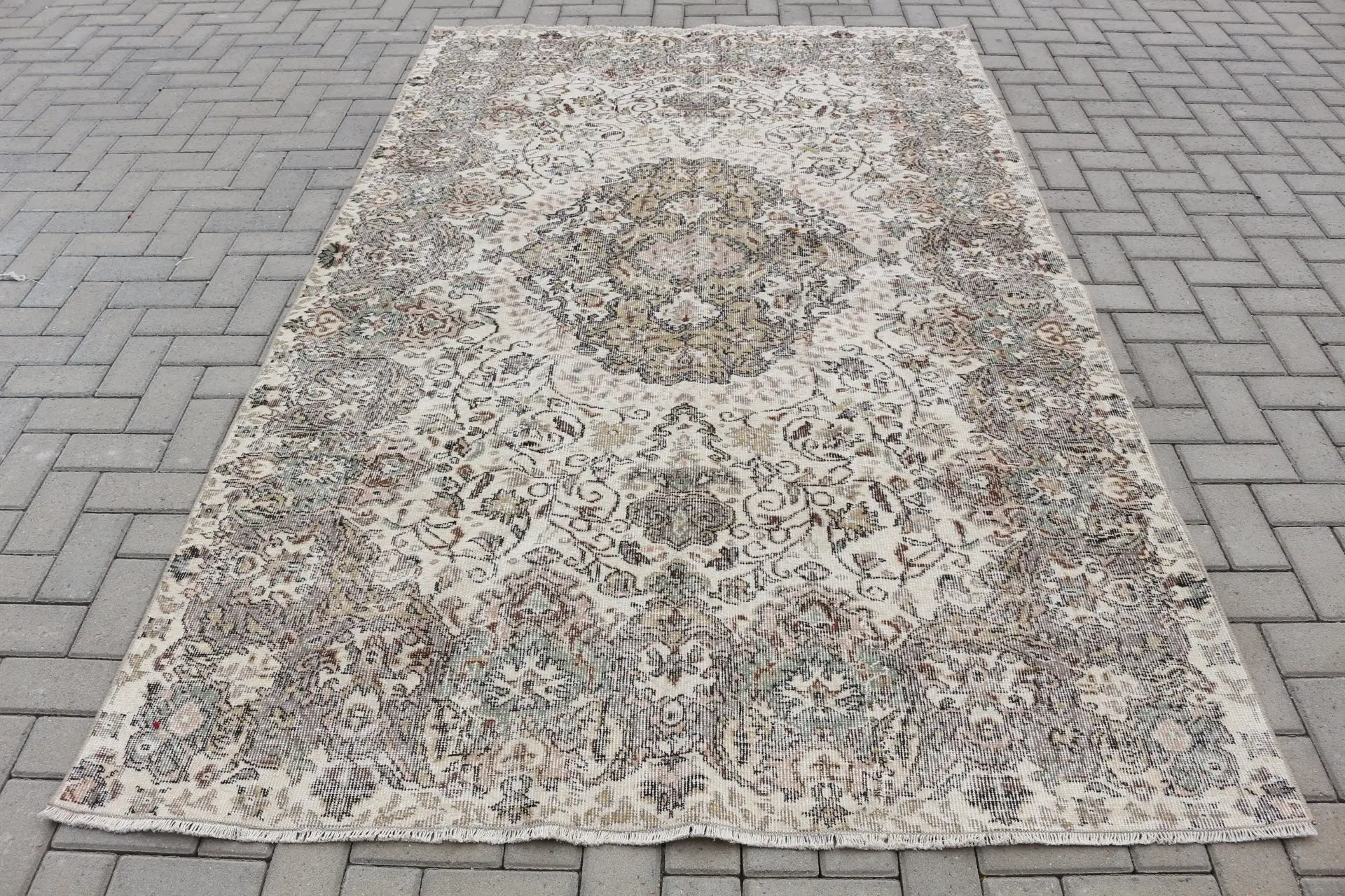 Vintage Large Rug, 5.5x8.8 ft Turkish Rug, White Wool Rug - 1