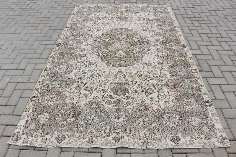 8,8x8,79 ft Beigefarbener Orientteppich, elegante graue Akzente