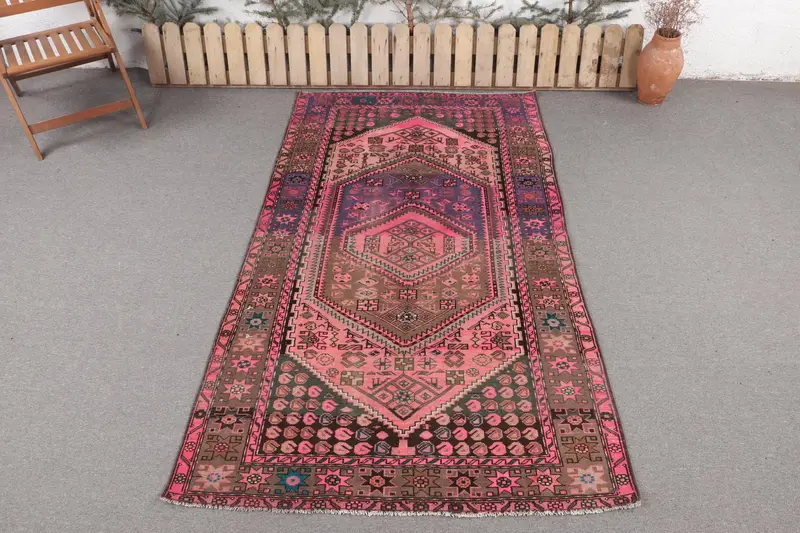 Handgefertigter Teppich in Rosa und Lila, 4,5 x 7,6 Fuß südwestlichen Charme