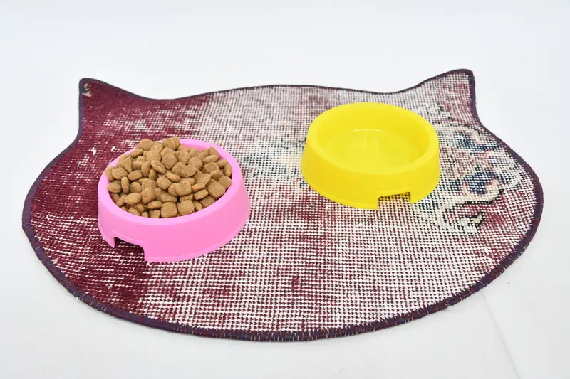 Orta Bej ve Kırmızı Köpük Dolgulu, Kaymaz Pamuklu Pet Mat