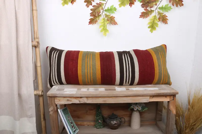 Rot-grün gestreiftes Kissen, handgefertigtes besticktes Kissen