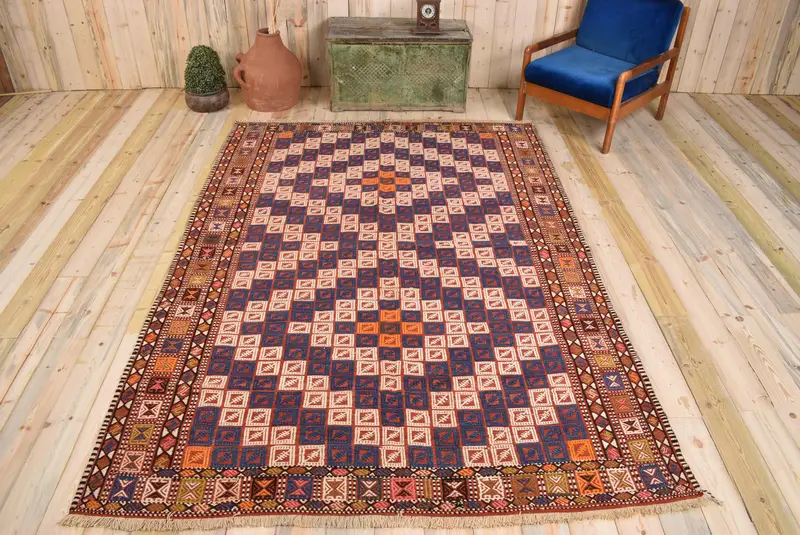 Blauer abstrakter Teppich, 6,3 x 9 Fuß mit roten Akzenten