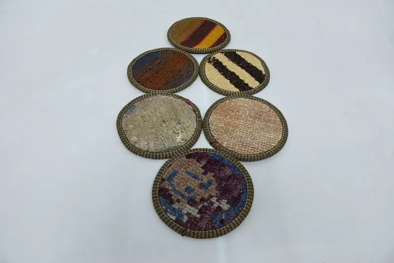 ボヘミアンラウンドコースター、黒と赤のコースター