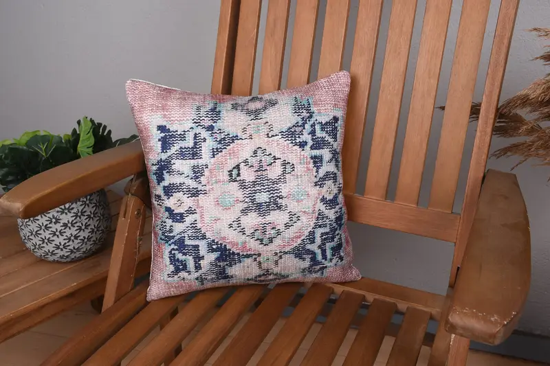 Yumuşak Vintage Kırlent, İşlemeli Çiçek Kırlent