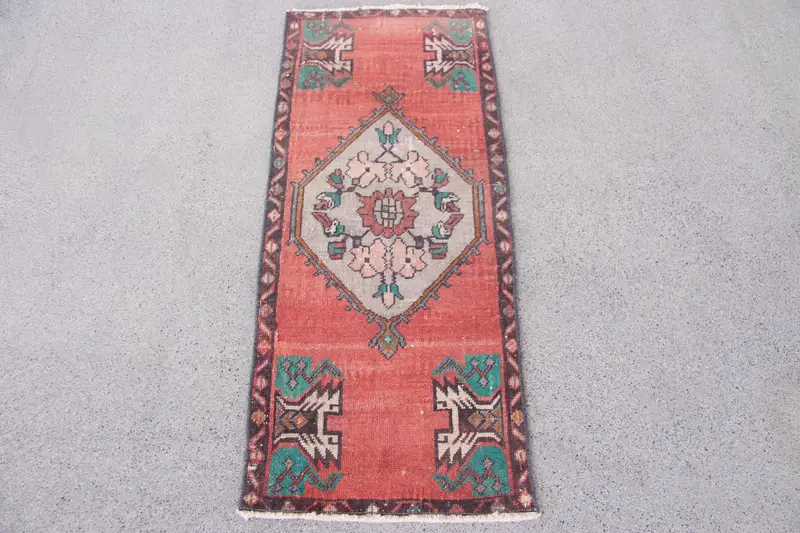 手作りのレッド&グリーンラグ、1.5x3.5フィートのボタニカルチャーム