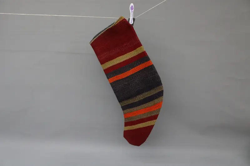 Turuncu Süslemeli Şenlikli Kırmızı Noel Çorabı, Rahat Tatil Cazibesi