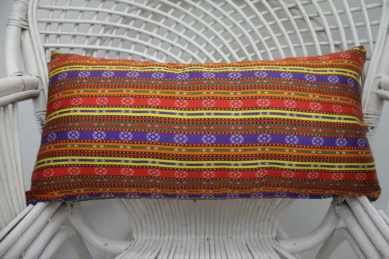 Rotes rechteckiges Kissen, Vintage besticktes Kissen